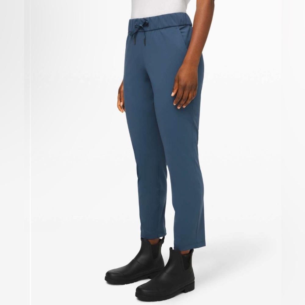Lululemon Women’s On the Fly 7/8 Pant
In Code Blue Full-On Luxtreme Size 10